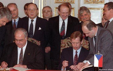 Helmut Kohl i Vaclav Havel podpisują deklarację pojednania w Pradze