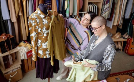 Przedstawiciele młodego pokolenia z jednej strony stawia na jakość odzieży, a z drugiej często kupuj