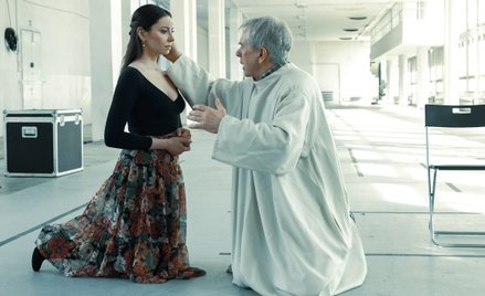 Jarosław Gajewski w roli tytułowego „Księdza Marka” i Julia Łukowiak (Judyta). Spektakl w reżyserii 