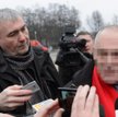 Krzysztof M. Kaźmierczak (z lewej) przysłuchuje się konferencji wypuszczonego z aresztu Aleksandra G