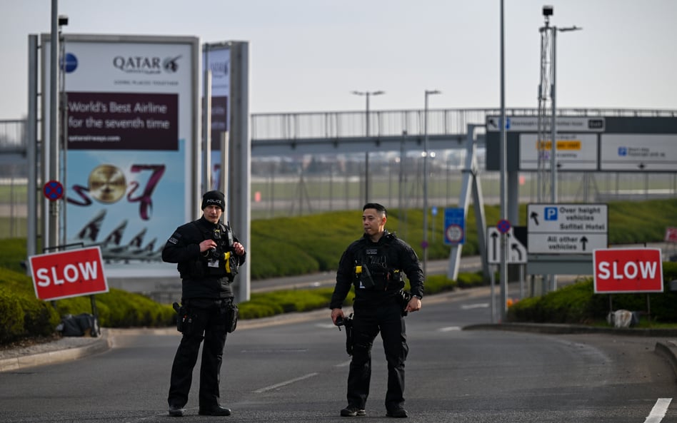 Policjanci blokują wejście do Terminalu 5 na lotnisku Heathrow w Londynie