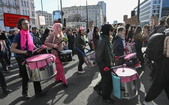 Dynamiczną atmosferę podkręcały grupy bębniarskie.
