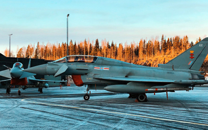 Para brytyjskich myśliwców Eurofighter Typhoon w fińskiej bazie Pirkkala: dwumiejscowy T.Mk 3 (na pi