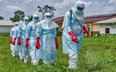 Pracownicy Czerwonego Krzyża na terenie szpitala w dystrykcie Rwampara w Ugandzie