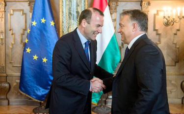Manfred Weber (z lewej) chce utrzymać Fidesz Viktora Orbána w Europejskiej Partii Ludowej