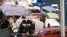 Na zdjęciu: polski bazar w Budapeszcie, niedaleko dworca kolejowego Keleti, 1989 r. Tam właśnie boha