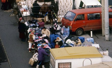 Na zdjęciu: polski bazar w Budapeszcie, niedaleko dworca kolejowego Keleti, 1989 r. Tam właśnie boha