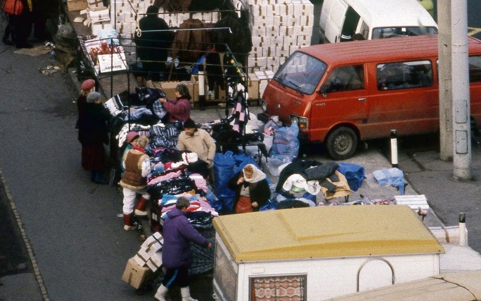 Na zdjęciu: polski bazar w Budapeszcie, niedaleko dworca kolejowego Keleti, 1989 r. Tam właśnie boha
