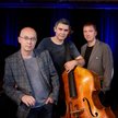 Marcin Wasilewski Trio: Marcin Wasilewski (fortepian), Sławomir Kurkiewicz (kontrabas), Michał Miśki