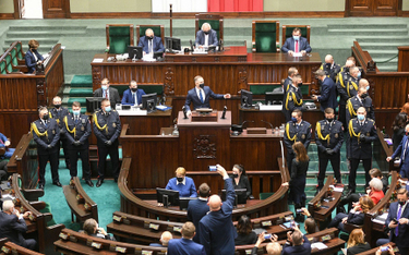 W Sejmie doszło do ostrej wymiany słów między PiS a opozycją. Interweniowała straż marszałkowska