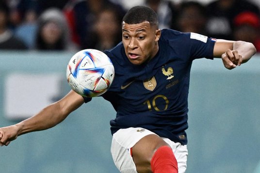 Kylian Mbappe na pytanie, czy jest gotowy zastąpić Cristiano Ronaldo i Leo Messiego, odpowiedział: –