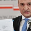 Minister sprawiedliwości Zbigniew Ziobro prezentuje list do Donalda Tuska ws. wyroku Trybunału Konst