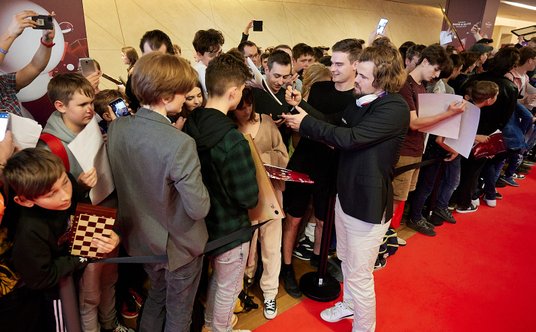 Szachistów każdego dnia po zakończeniu rywalizacji otaczały tłumy