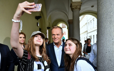 Lider PO Donald Tusk chętnie spotyka się z młodzieżą