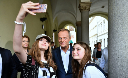 Lider PO Donald Tusk chętnie spotyka się z młodzieżą