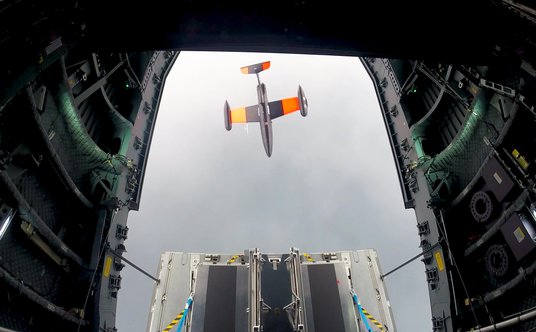 Pierwszy test zdalnie sterowanej platformy Remote Carrier z lecącego A400M. Airbus testuje możliwość