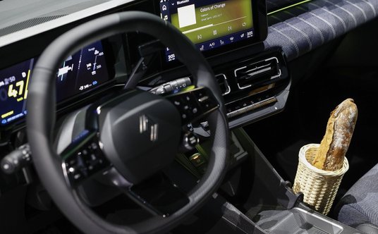 Renault 5 i jego specjalny koszyk/cupholder na bagietki