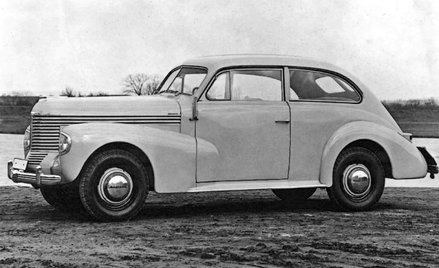 Pierwsza generacja była produkowano krótko. Oferowano wówczas limuzyny dwu- i czterodrzwiowe oraz ka