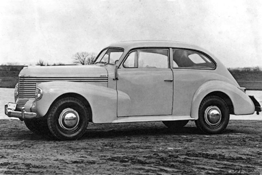 Pierwsza generacja była produkowano krótko. Oferowano wówczas limuzyny dwu- i czterodrzwiowe oraz ka