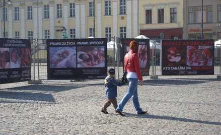 Wystawa "Wybierz życie" była już pokazywana w 400 polskich miastach. W Błoniu usiłowano ją ustawić t