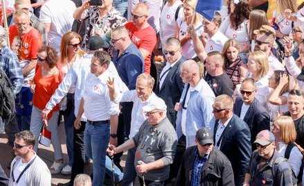 Rafał Trzaskowski, Donald Tusk i Lech Wałęsa podczas marszu opozycji 4 czerwca