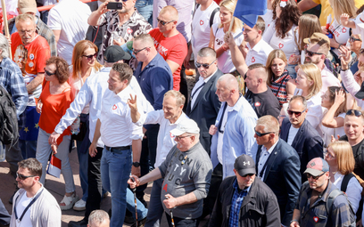 Rafał Trzaskowski, Donald Tusk i Lech Wałęsa podczas marszu opozycji 4 czerwca