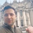 Nagrania, na których Wołodymyr Zełenski pojawia się w bluzie wojskowej i koszulce w kolorze khaki, w