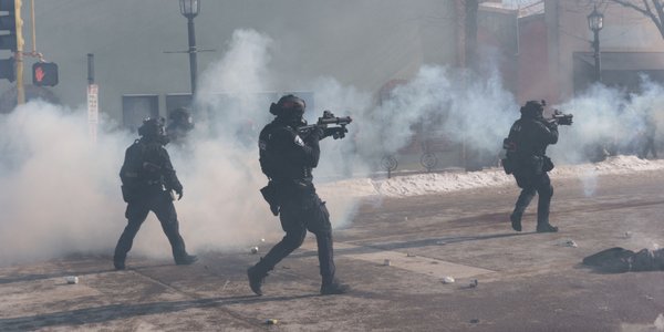 Gwałtowne protesty w Minneapolis. Agenci ICE zastrzelili mężczyznę, który trzymał telefon