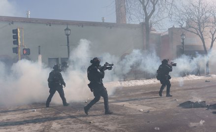 Policjanci z Minneapolis prowadzą działania w rejonie miejsca, w którym agenci federalni zastrzelili