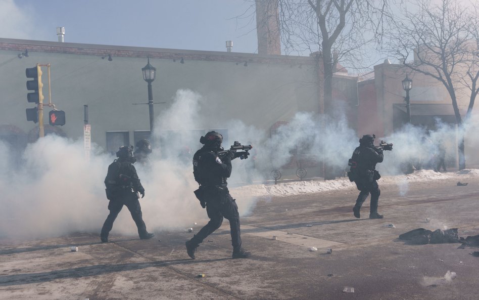Policjanci z Minneapolis prowadzą działania w rejonie miejsca, w którym agenci federalni zastrzelili