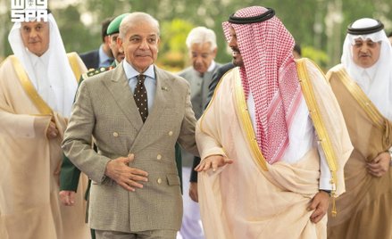 Do Mekki przybył premier Pakistanu Shehbaz Sharif (na zdj. po lewej)