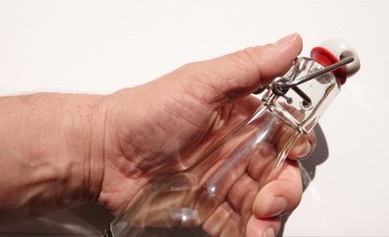 W trakcie wymiany zdań sprzedawca z pełną mocą uderzył pana Kamila butelką w głowę.