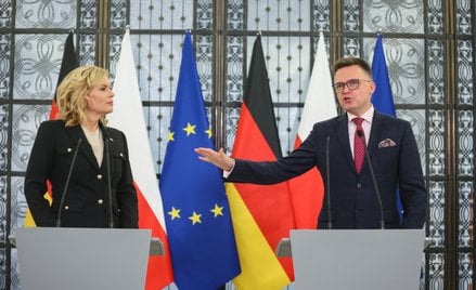 Marszałek Sejmu Szymon Hołownia (P) i przewodnicząca Bundestagu Julia Kloeckner (L)