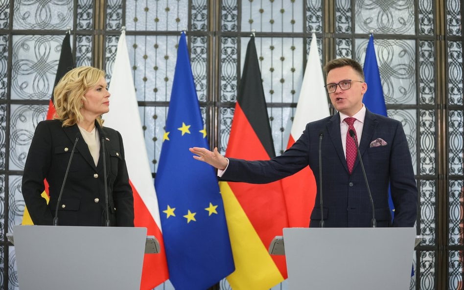 Marszałek Sejmu Szymon Hołownia (P) i przewodnicząca Bundestagu Julia Kloeckner (L)