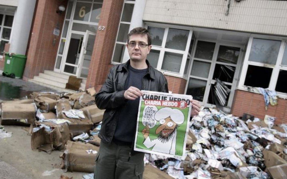 Redaktor naczelny „Charlie Hebdo” przed budynkiem redakcji