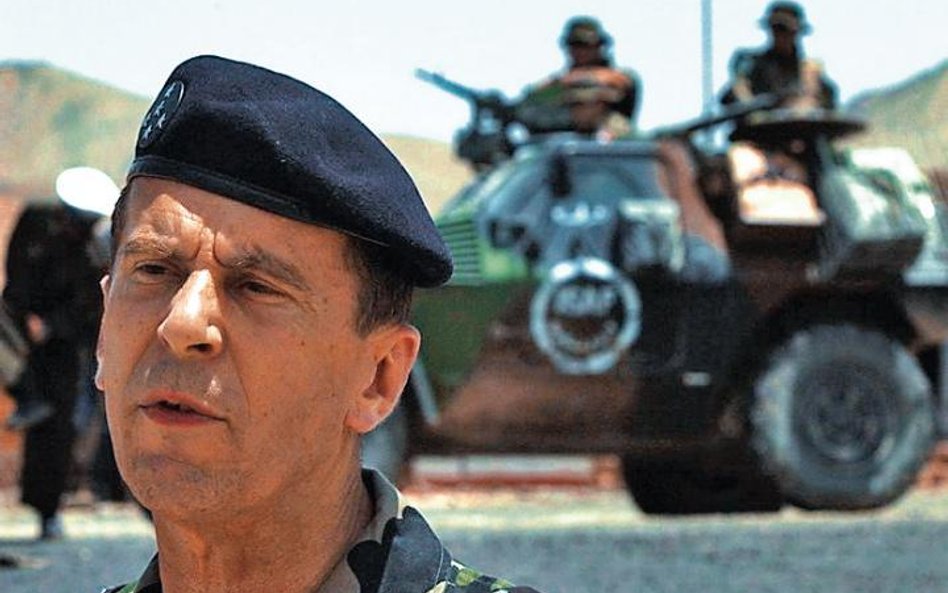 Gen. Henri Bentegeat, absolwent Saint-Cyr, przeszedł wszystkie szczeble kariery w armii francuskiej 