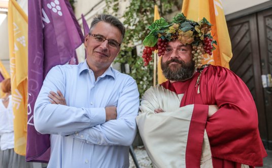 Prezydent Miasta Zielona Góra z Bachusem zapraszają na Winobranie. Autor: Piotr Jędzura
