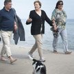 Angela Merkel (pośrodku), <Bronisław Komorowski i jego żona na plaży