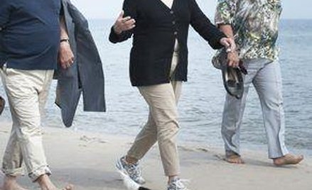 Angela Merkel (pośrodku), <Bronisław Komorowski i jego żona na plaży