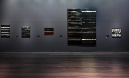 Czerń dla Pierre’a Soulages’a to kolor mający znaczenie fetyszu