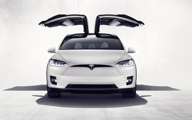Tesla musi wycofać 12 300 egzemplarzy Modelu X