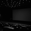 Przygaszony duży ekran, czyli kina czekają na stabilizację