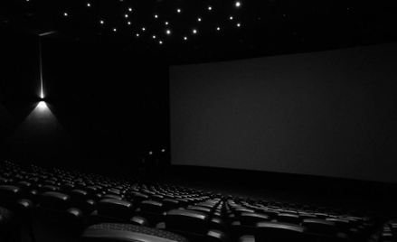 Przygaszony duży ekran, czyli kina czekają na stabilizację