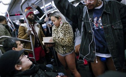 USA: Dzień bez spodni w metrze w Nowym Jorku