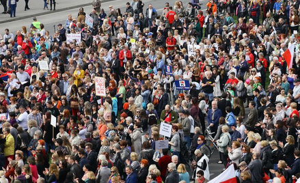 Francja: Media testują własny system liczenia demonstrantów