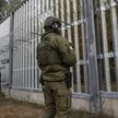 Straż graniczna przy ogrodzeniu na granicy Polski z Białorusią