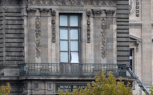Wybite okno, przez które do Luwru prawdopodobnie dostali się złodzieje