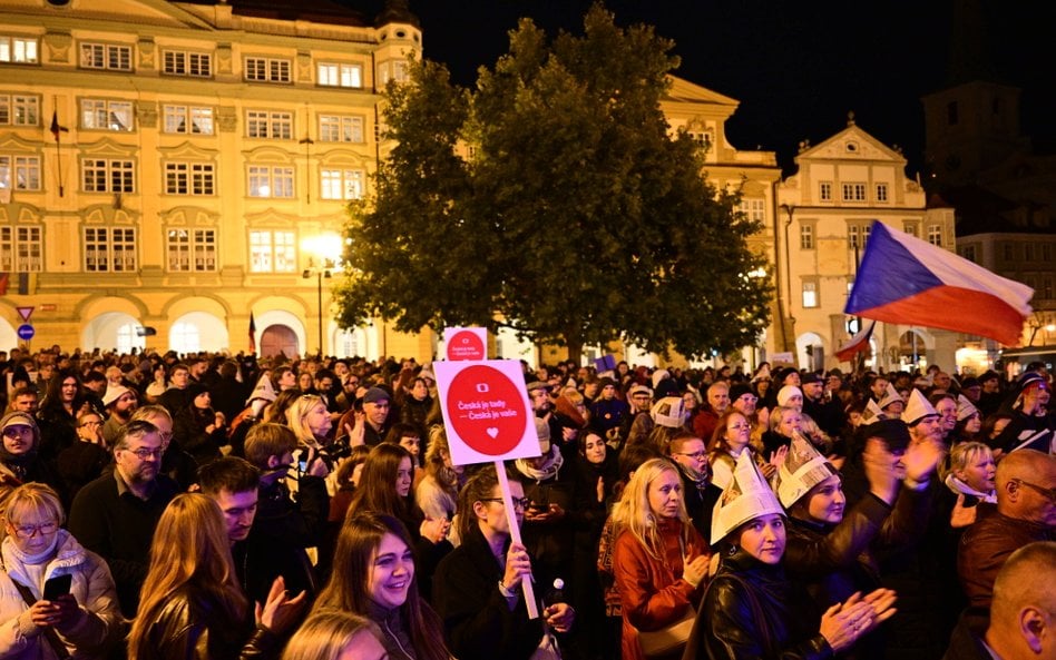 Protest przed Izbą Poselską przeciwko zmianom w finansowaniu mediów publicznych