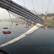 Zawalił się 230-metrowy most nad rzeką Manchhu, zginęło ponad 130 osób, w tym dzieci