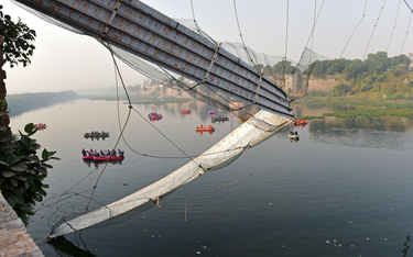 Zawalił się 230-metrowy most nad rzeką Manchhu, zginęło ponad 130 osób, w tym dzieci